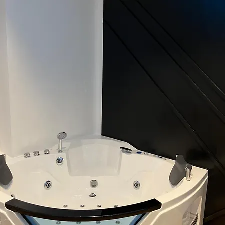 Tsakalof 17 Jacuzzi Kolonaki By Zeussuites Athens